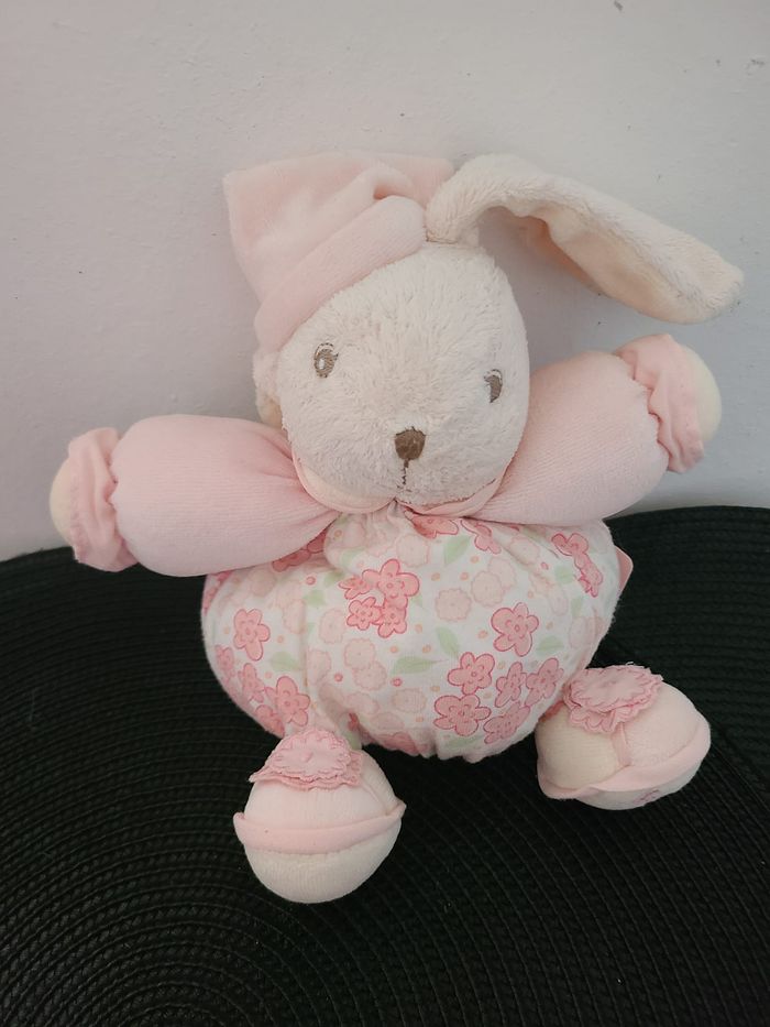 Kaloo collection Lilirose lapin boule rose vert fleur feuille