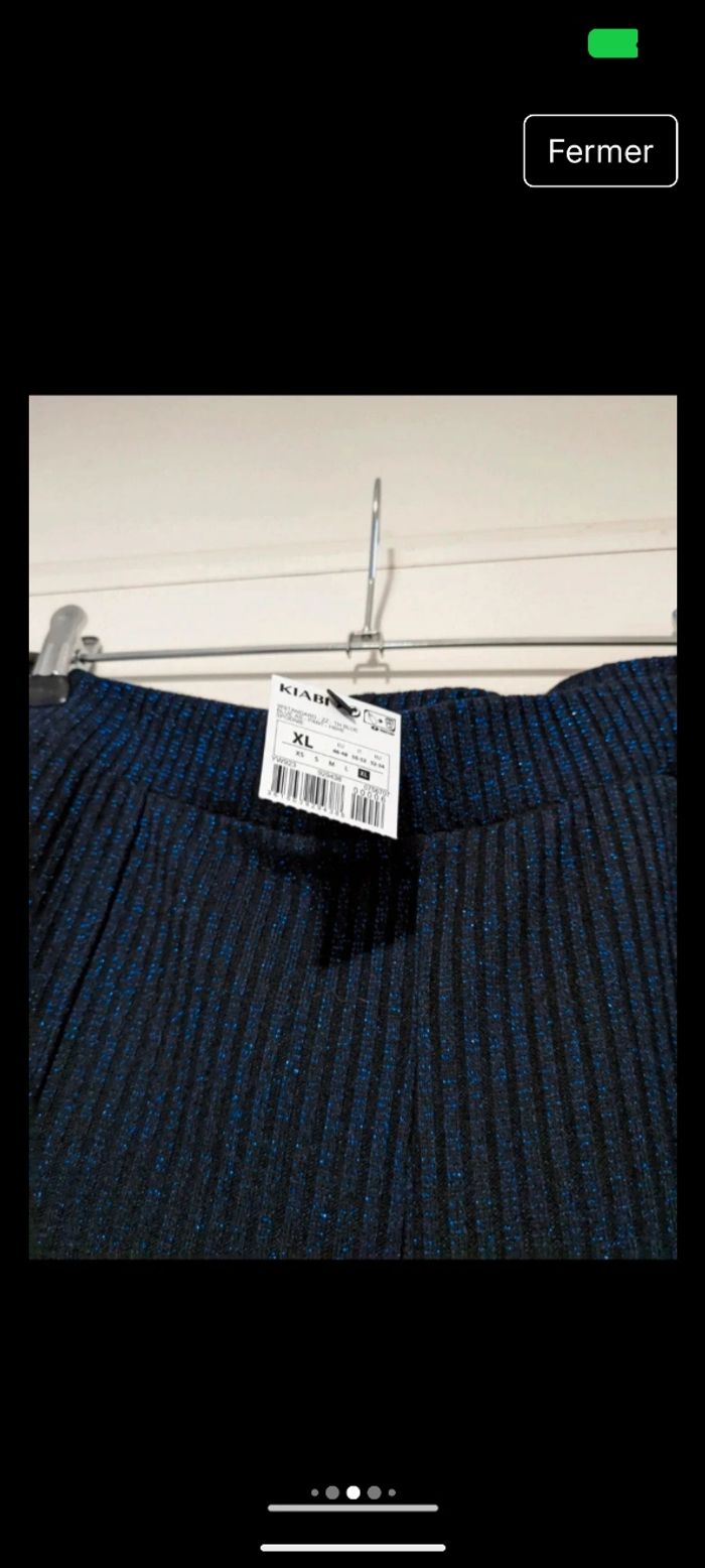 Magnifique pantalon Kiabi bleu marine à jambes larges en maille côtelées et pailleté. Taille 42 - photo numéro 4