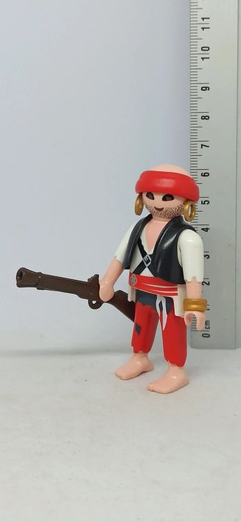 Homme pirate avec bandeau rouge et boucles d'oreilles playmobil