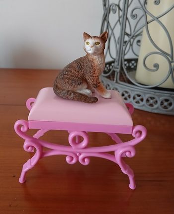 Figurine Chat marque Papo sur sa banquette