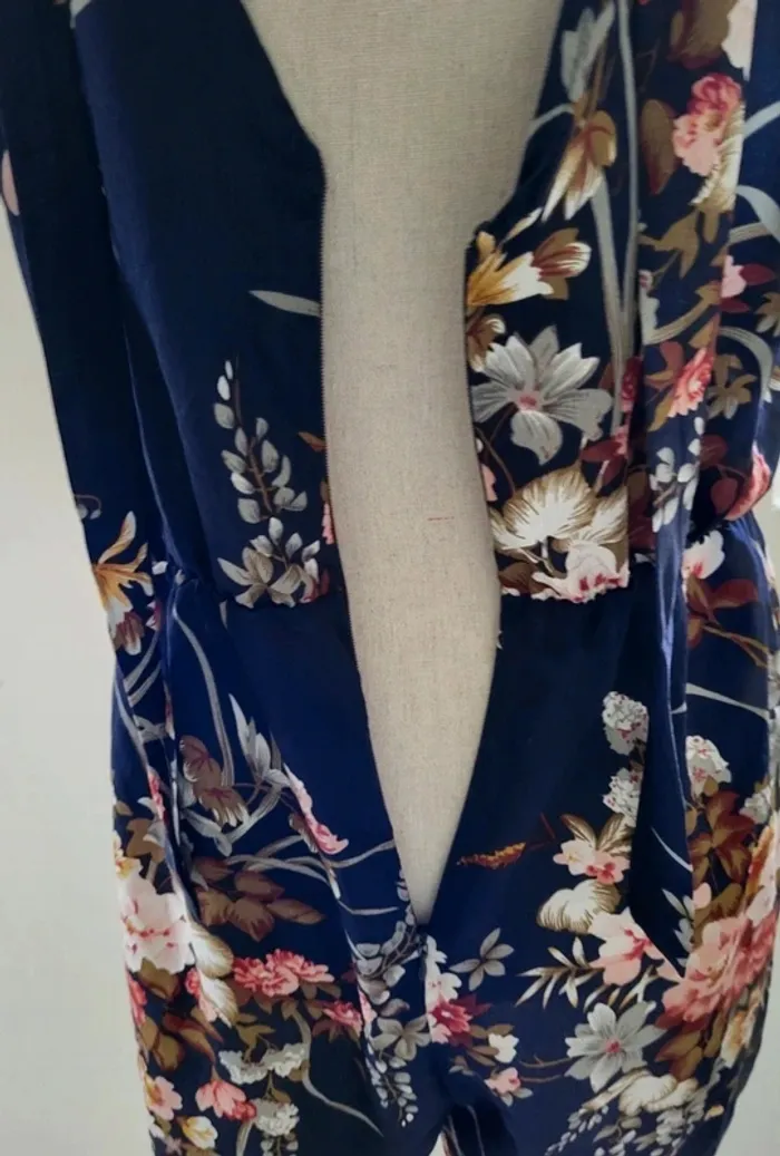 Combishort à fleurs bleu marine et rose kaki Kiabi Taille 36 - photo numéro 4