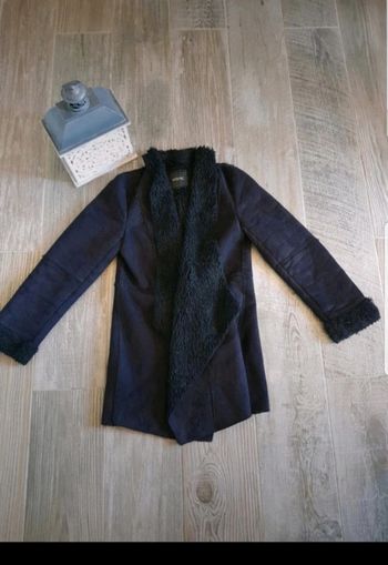 Manteau noir mis long aspect daim et fausse fourrure