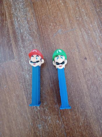 2 distributeurs Pez mario bros et Luigi, en très bon état