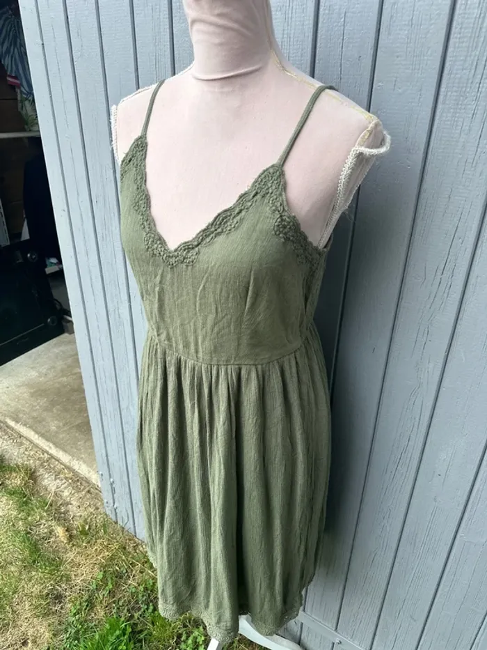 Robe d’été kaki fines bretelles doublée décolleté dentelle Kiabi 36/S - photo numéro 3