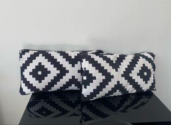 Coussins rectangulaires  Ikéa noirs et blancs