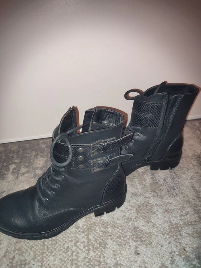bottes noires - photo numéro 3