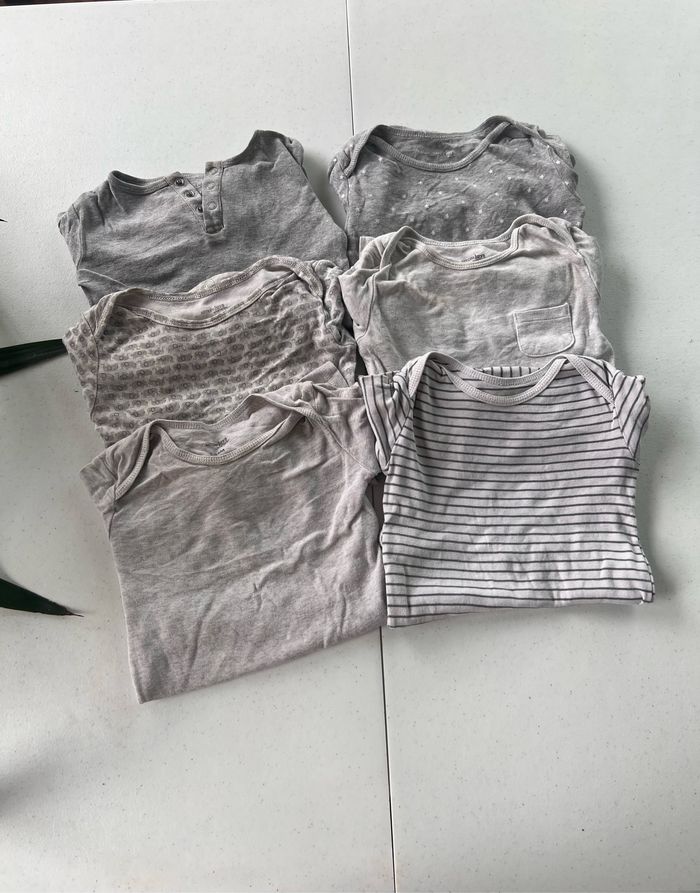 Lot de bodies carter’s Très bon état  Taille 24 mois ans   Prix que sur les lots         #bebefille6mois   #bebegarcon #naissance #naissancegarcon #nourrisson #maternité #sacfemme #grossesse #ensemblebebe #prixnegociable #prixlots #chauffebiberon #éveil #