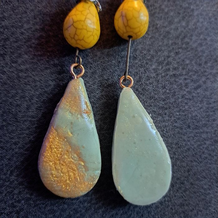 Boucles d'oreilles pendante en résine verte pale - photo numéro 6