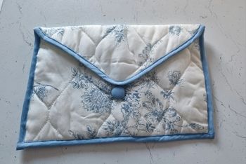 Pochette motif bleu et blanc cassé