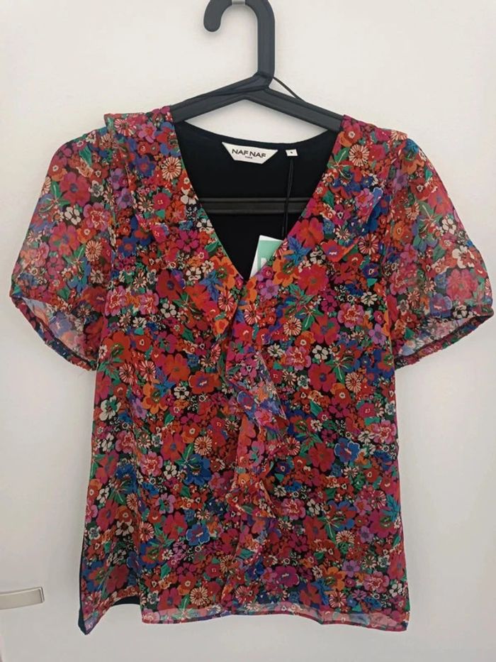 Blouse fleurie à volants col V Naf Naf Taille S Neuf avec étiquette - photo numéro 2