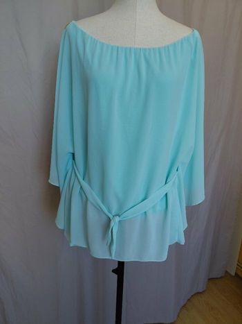 Très jolie blouse femme T U  couleur vert d'eau 