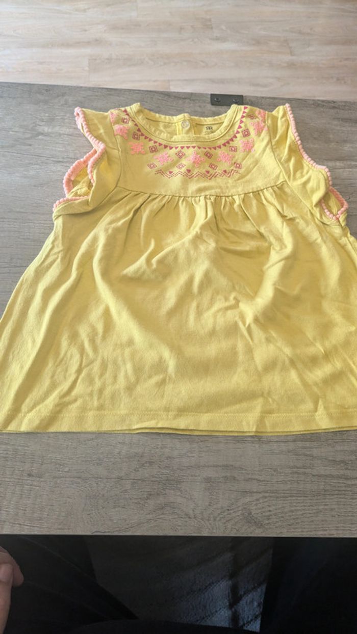 T.shirt jaune avec géométrie