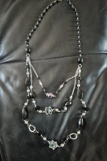 collier ou sautoir de perles noires et argentées