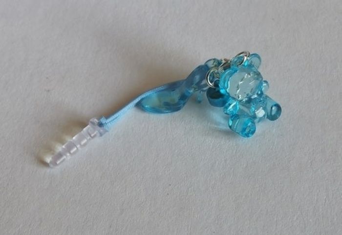Bijou de téléphone bleu avec bouchon anti-poussière. - photo numéro 3