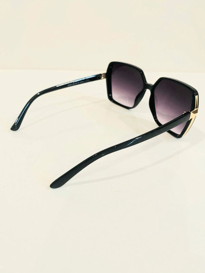 Lunette de soleil femme hexagonale noire et dorée verres dégradés UV protection catégorie 3 - photo numéro 4