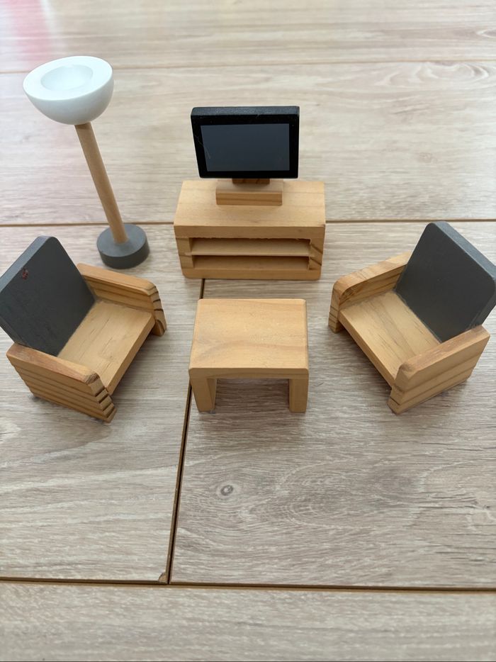 Salon TV et fauteuils en bois pour maison de poupées