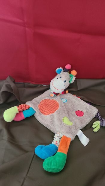 NICOTOY DOUDOU GIRAFE GRIS PLAT ROND QUEUE VERTE PAPILLON