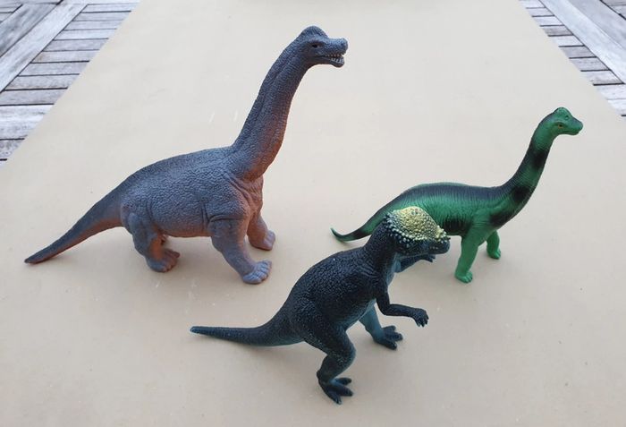 3 Dinosaures en plastique