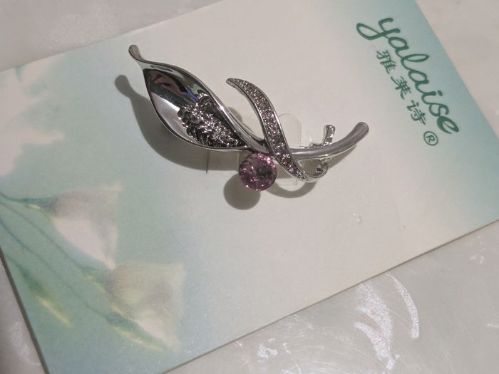 Belle broche métal argenté et strass. - photo numéro 6