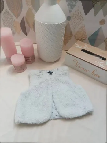 Gilet sans manche effet fourrure blanc Kiabi fille 9 mois