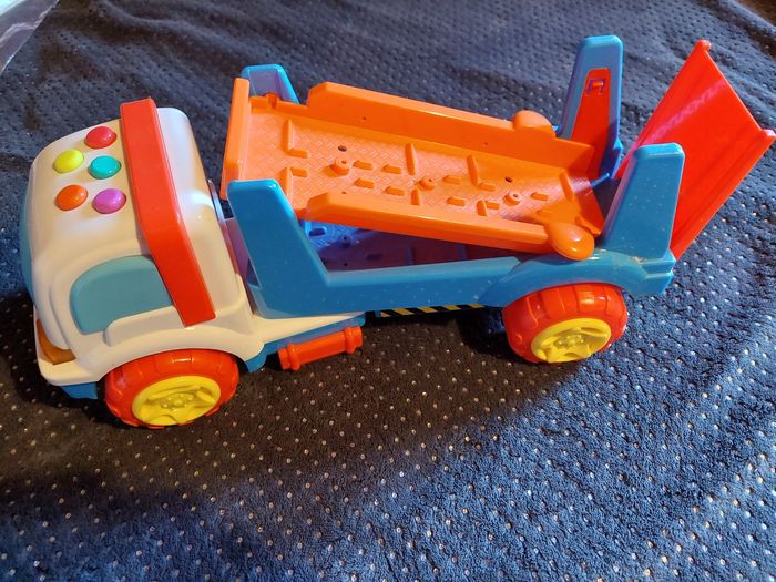 Joli camion remorque musical - photo numéro 3