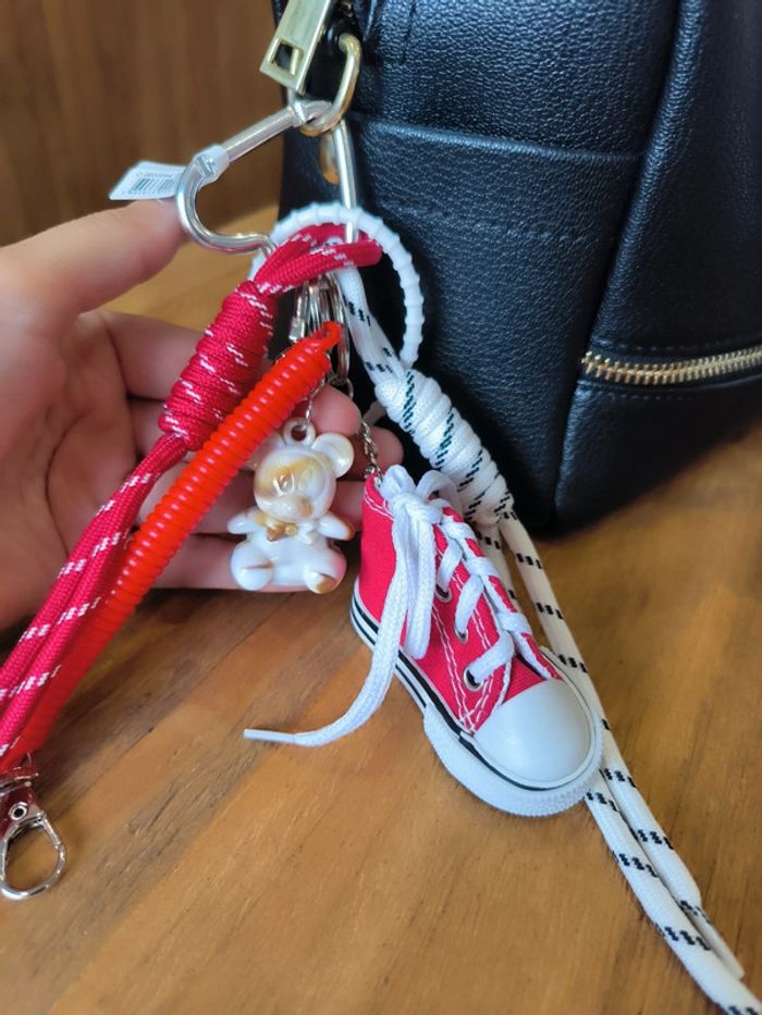 Porte clés gri-gri de sac Mickey converse rouge - photo numéro 2
