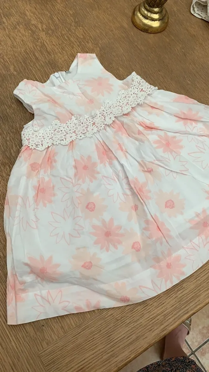 Robe blanche et rose 12 mois - photo numéro 2