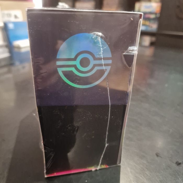 ETB Pokémon Flammes Fantasmagoriques — Neuf scellé, petits accrocs dans le plastique - photo numéro 4