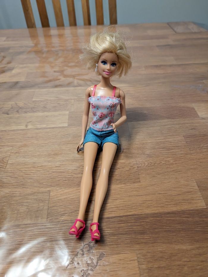 Poupée Barbie avec sa combi short
Très bon état