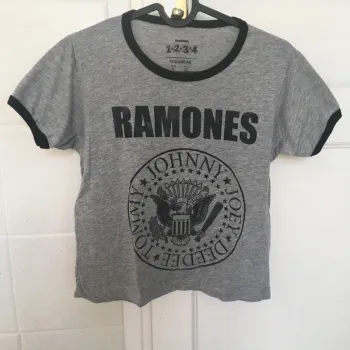 T-shirt court rock Ramones