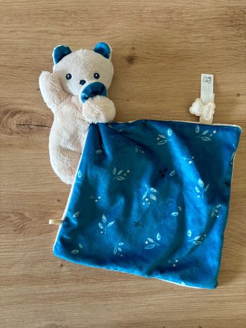 Doudou ours beige mouchoir bleu fleur kaloo neuf