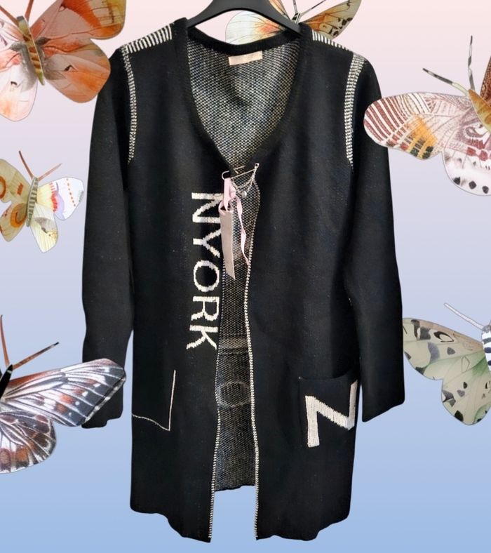 Magnifique long gilet avec poches sur le devant et Inscription neuf