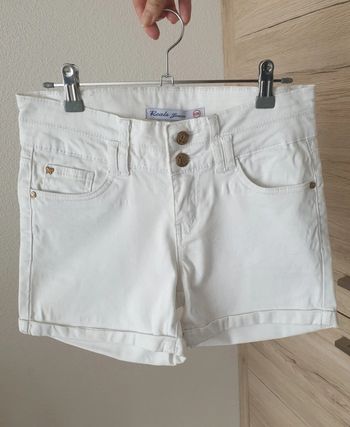 Short blanc retroussé