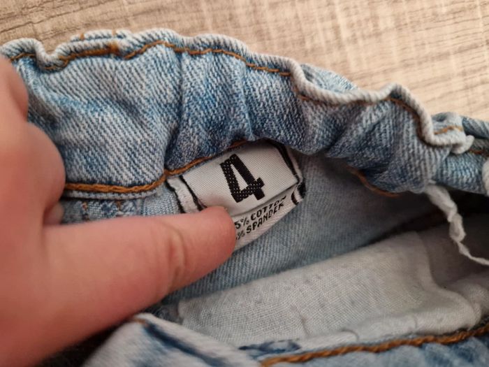 Short en jean 4 ans en très bon état - photo numéro 4