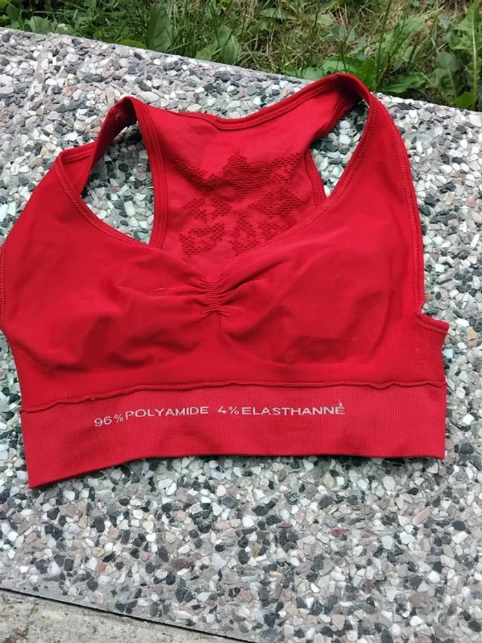 Lot de 2 brassières sport. Le gris est de la marque Jennifer et le rouge Athlitech. - photo numéro 9