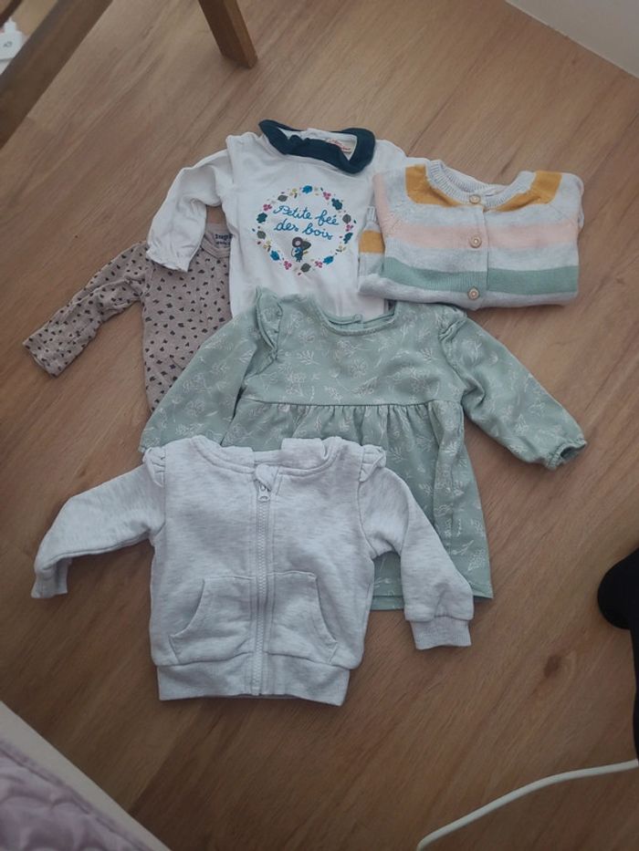 Ensemble lot de 3 pull gilet et 2 bodies taille 6 mois - photo numéro 2