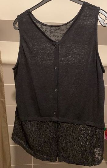 Haut noir sans manche avec boutons et dentelle
