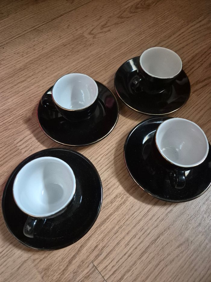 Lot de 4 petites Tasses et soucoupes