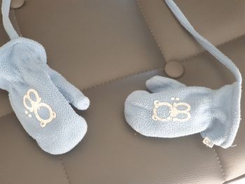 1 paire gant bleu avec ficelle pr 2-3 ans marque obaibi