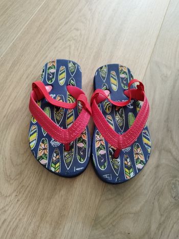 Tongs bleu et rouge à motifs