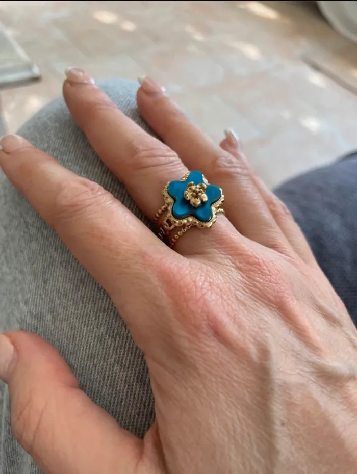 Bague réglable acier doré avec fleur centrale nacre tons bleu nacrés