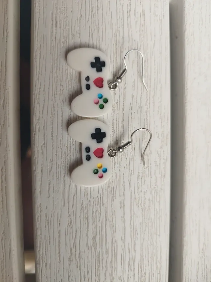 Boucle d'oreille manette de jeux blanches