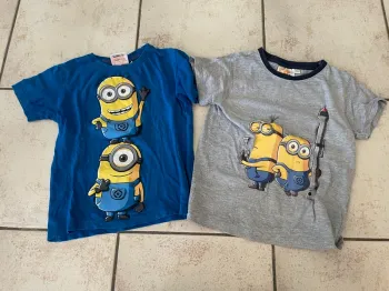 2 teeshirts Minions 5 et 6 ans manches courtes