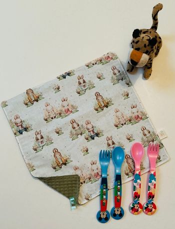 Serviette de cantine 30X30 bébé  motif lapinou