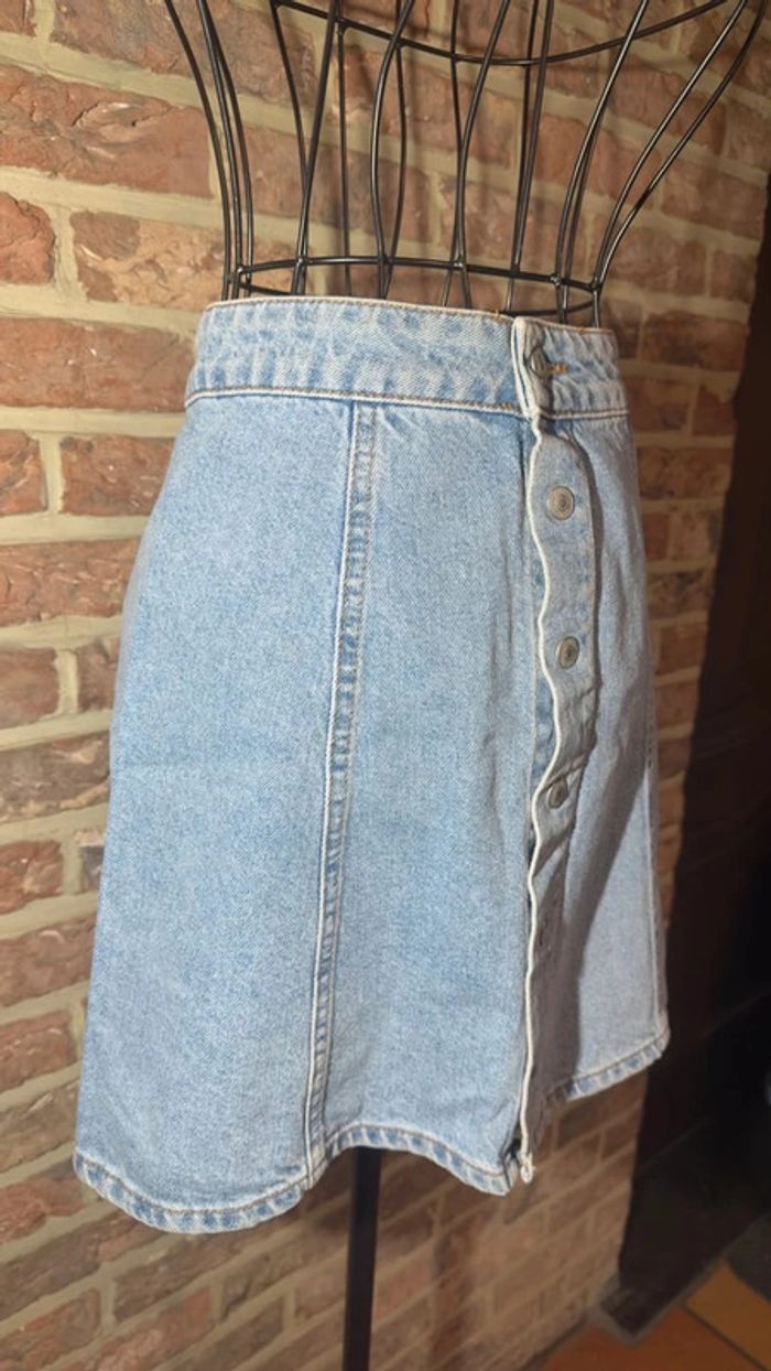 Jupe en jeans bleu clair patineuse Pull and Bear Taille S / 36 - photo numéro 4