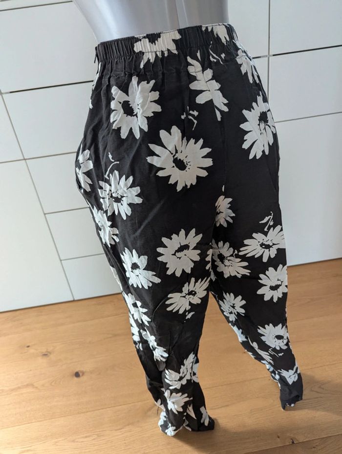 Pantalon fluide à fleurs – Marque Qkiss – Taille M (équiv. 38/40) - photo numéro 2