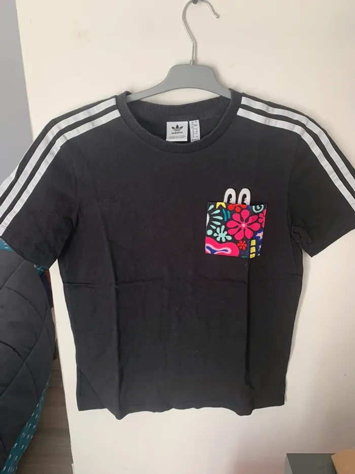 T-shirt adidas avec pochette fleurie