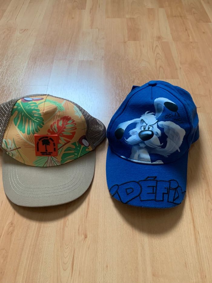 Lot de deux casquettes taille 54