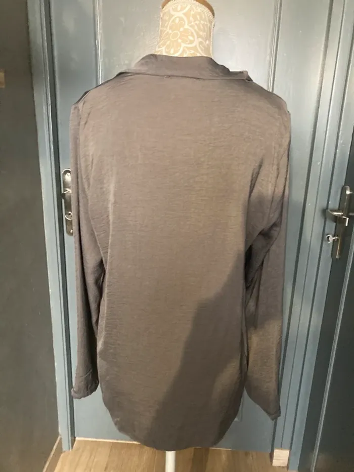 Blouse en satin gris - photo numéro 2