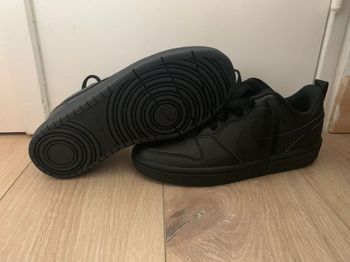 Basket Nike Court Borough low Neuve jamais portée 
Taille 36.5